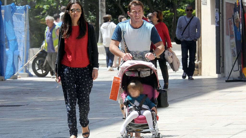 Antonio de la Torre encuentra tiempo para pasear con su bebé y su mujer
