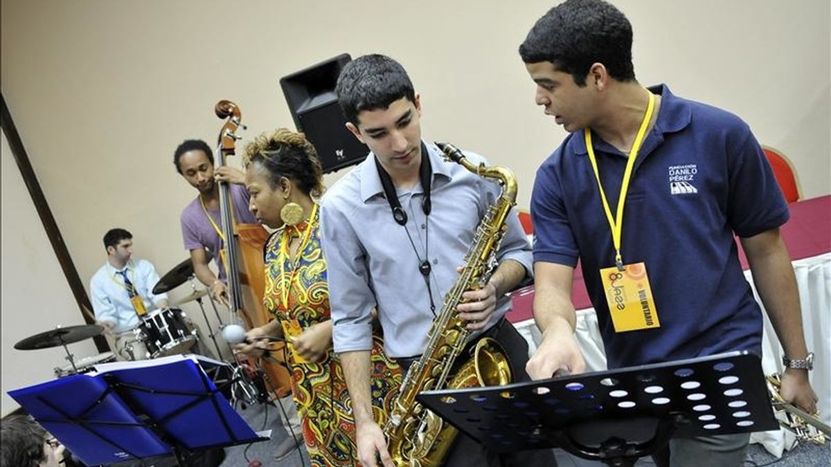 Integrantes del "New England Conservatory Jazz Ensamble" durante una práctica hoy, lunes 10 de enero de 2011, en la ciudad de Panamá (Panamá). EFE