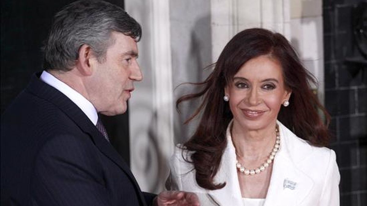 El primer ministro británico, Gordon Brown (i), conversa con la presidenta argentina, Cristina Fernández (d), hoy durante un encuentro previo a la recepción que la reina Isabel II de Inglaterra ofrece a los líderes de los países participantes en la cumbre del G20, en Londres (Reino Unido). EFE