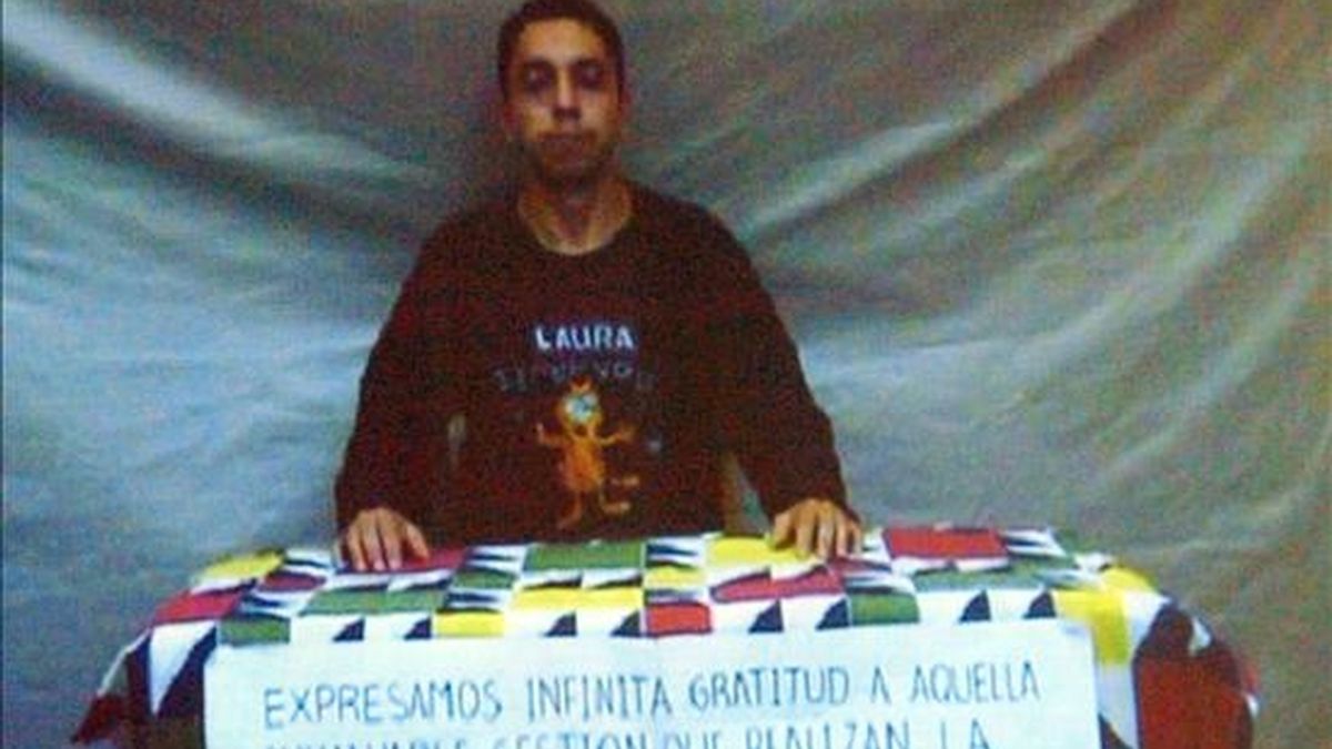 Prueba de vida del cabo Pablo Emilio Moncayo Cabrera, secuestrado por las Fuerzas Armadas Revolucionarias de Colombia (FARC), quien sería liberado, según un anuncio de esa guerrilla. EFE/Archivo