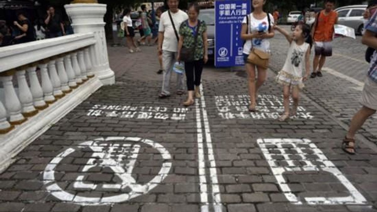 En China ya tienen un carril para adictos al móvil