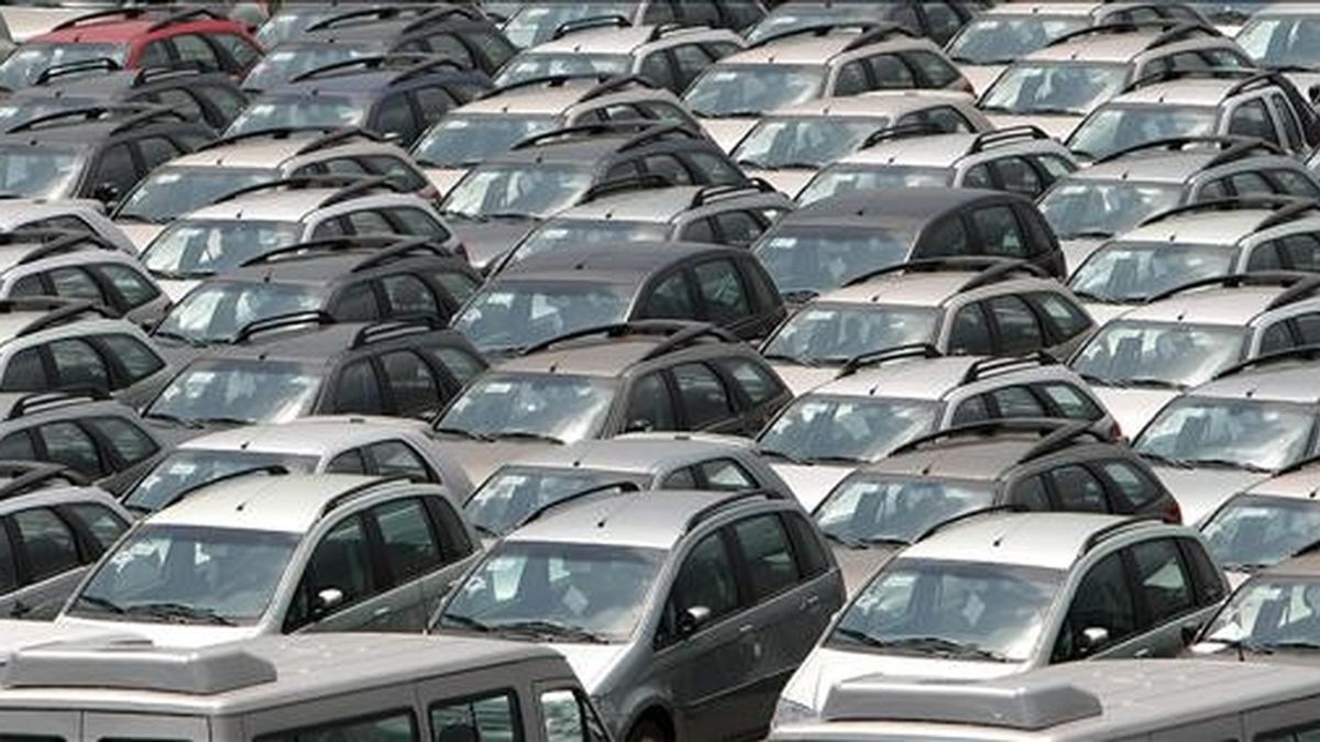 Cientos de coches importados de la firma Fiat permanecen parqueados este 13 de noviembre de 2008, en el puerto de la ciudad de Río de Janeiro (Brasil). EFE/Archivo