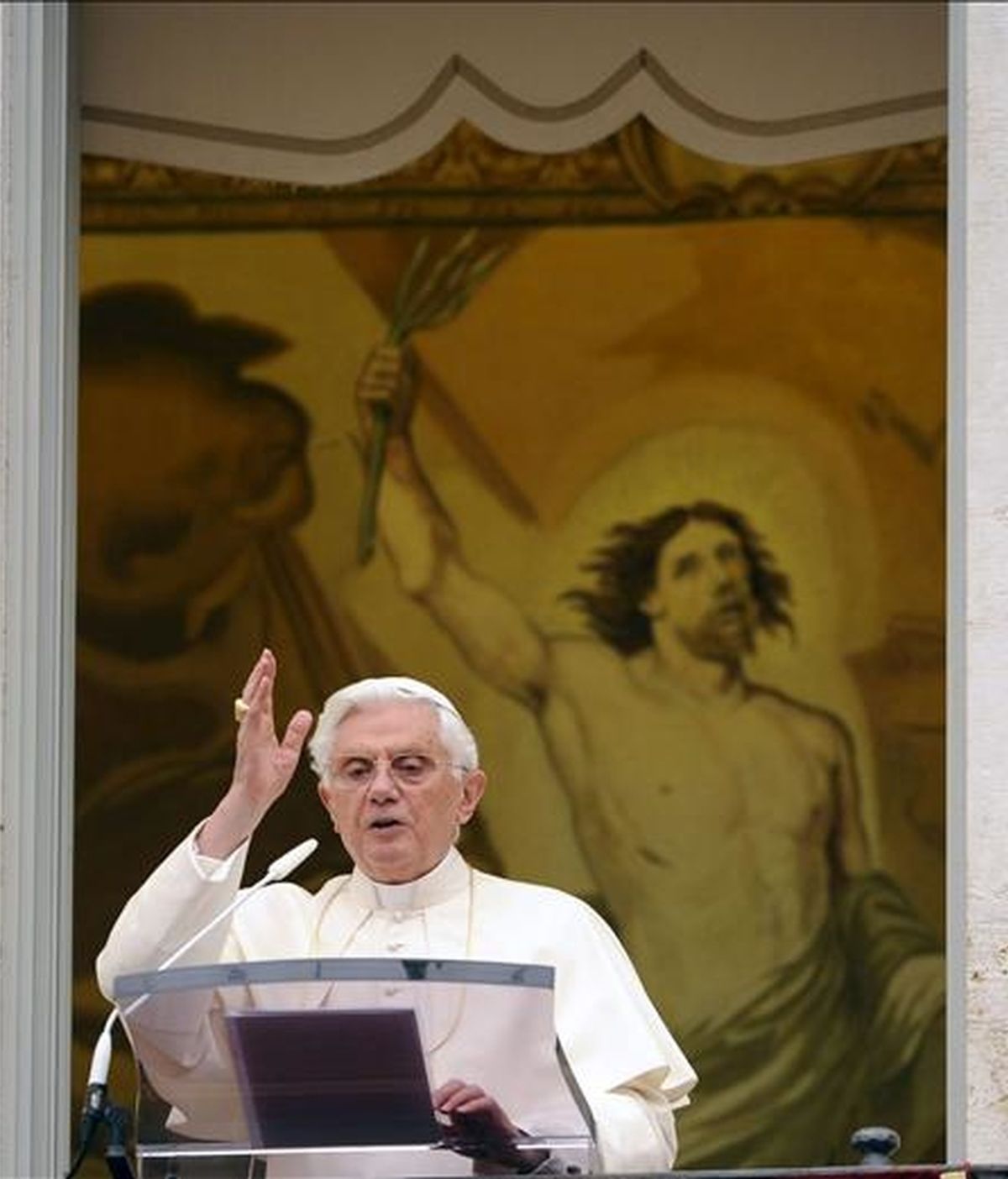 El Papa Benedicto XVI saluda a los fieles desde la residencia de verano de los papas en Castel Gandolfo durante el rezo del ángelus hoy. EFE