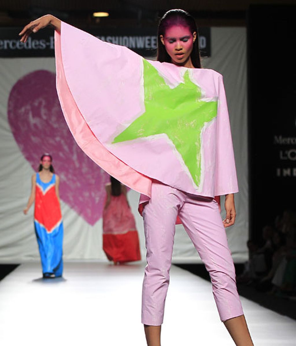 Ágata vuelve a jugar con el color