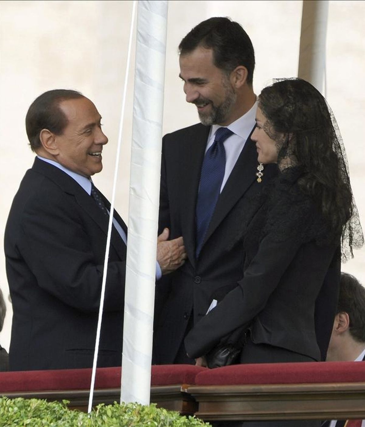 Los príncipes de Asturias (d) saludan al primer ministro italiano, Silvio Berlusconi (i), hoy antes del comienzo de la ceremonia de beatificación del papa Juan Pablo II en la plaza de San Pedro en la Ciudad del Vaticano. EFE