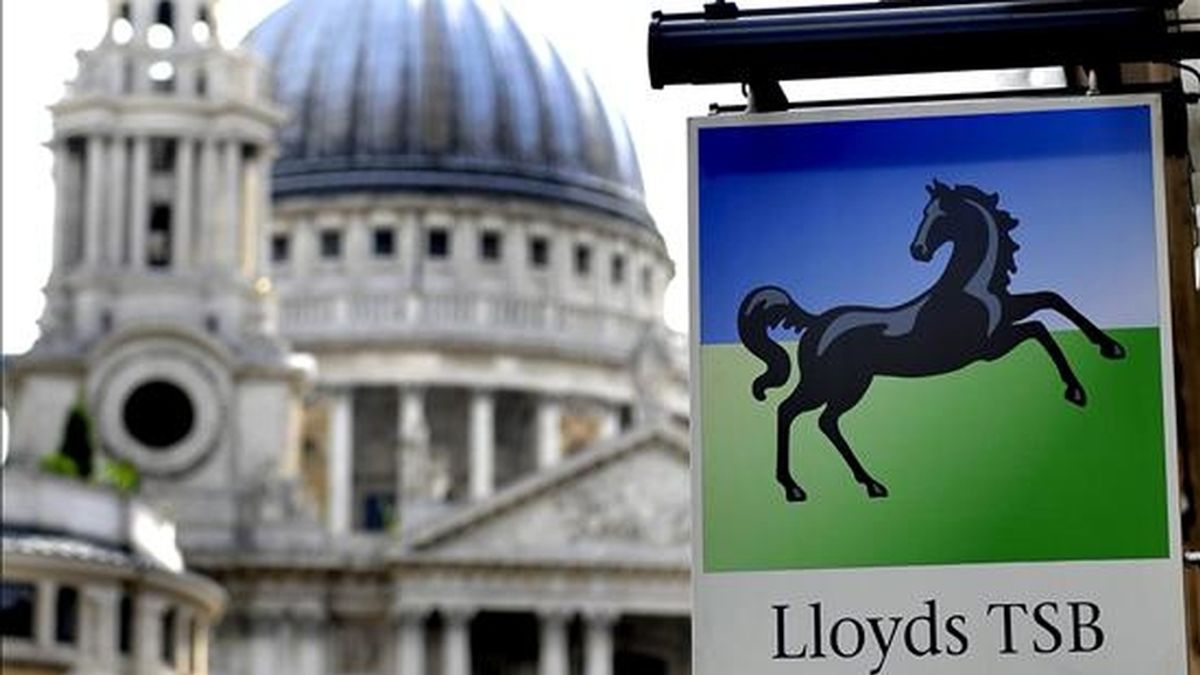 En la imagen, un letrero del Lloyds Banking Group afuera de una sucursal cercana a la catedral de St. Paul en Londres, Reino Unido. EFE/Archivo