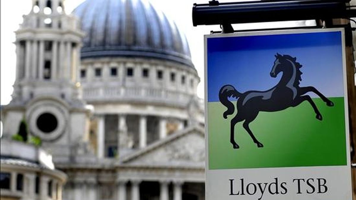 En la imagen, un letrero del Lloyds Banking Group afuera de una sucursal cercana a la catedral de St. Paul en Londres, Reino Unido. EFE/Archivo En la imagen, un letrero del Lloyds Banking Group afuera de una sucursal cercana a la catedral de St. Paul en Londres, Reino Unido. EFE/Archivo