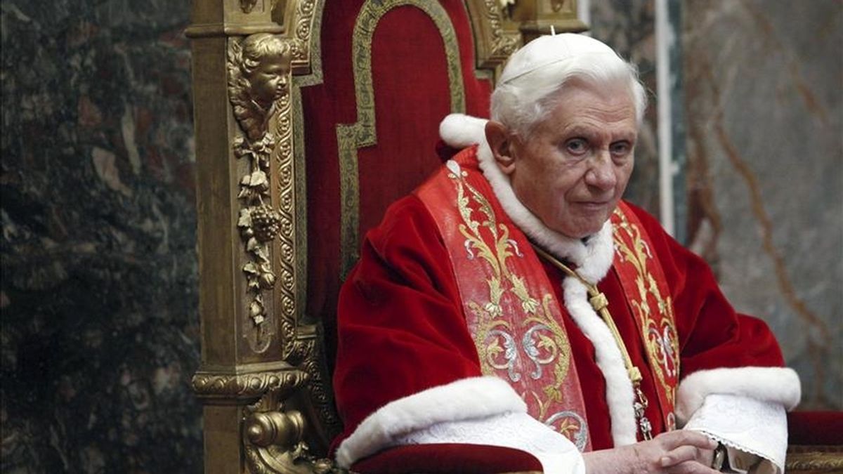 El papa Benidicto XVI recibe a los embajadores de los 178 países que mantienen relaciones diplomáticas con la Santa Sede durante la tradicional audiencia de primeros de año, en el Vaticano. EFE