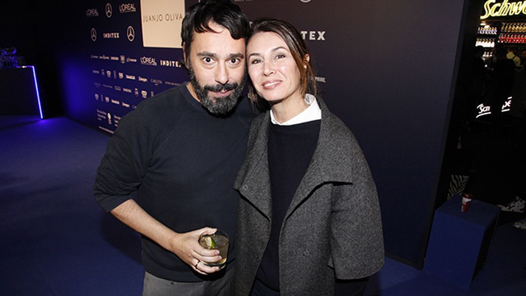 Ana García-Siñeriz fue de las primeras en felicitar a Juanjo Oliva tras su aplaudido desfile