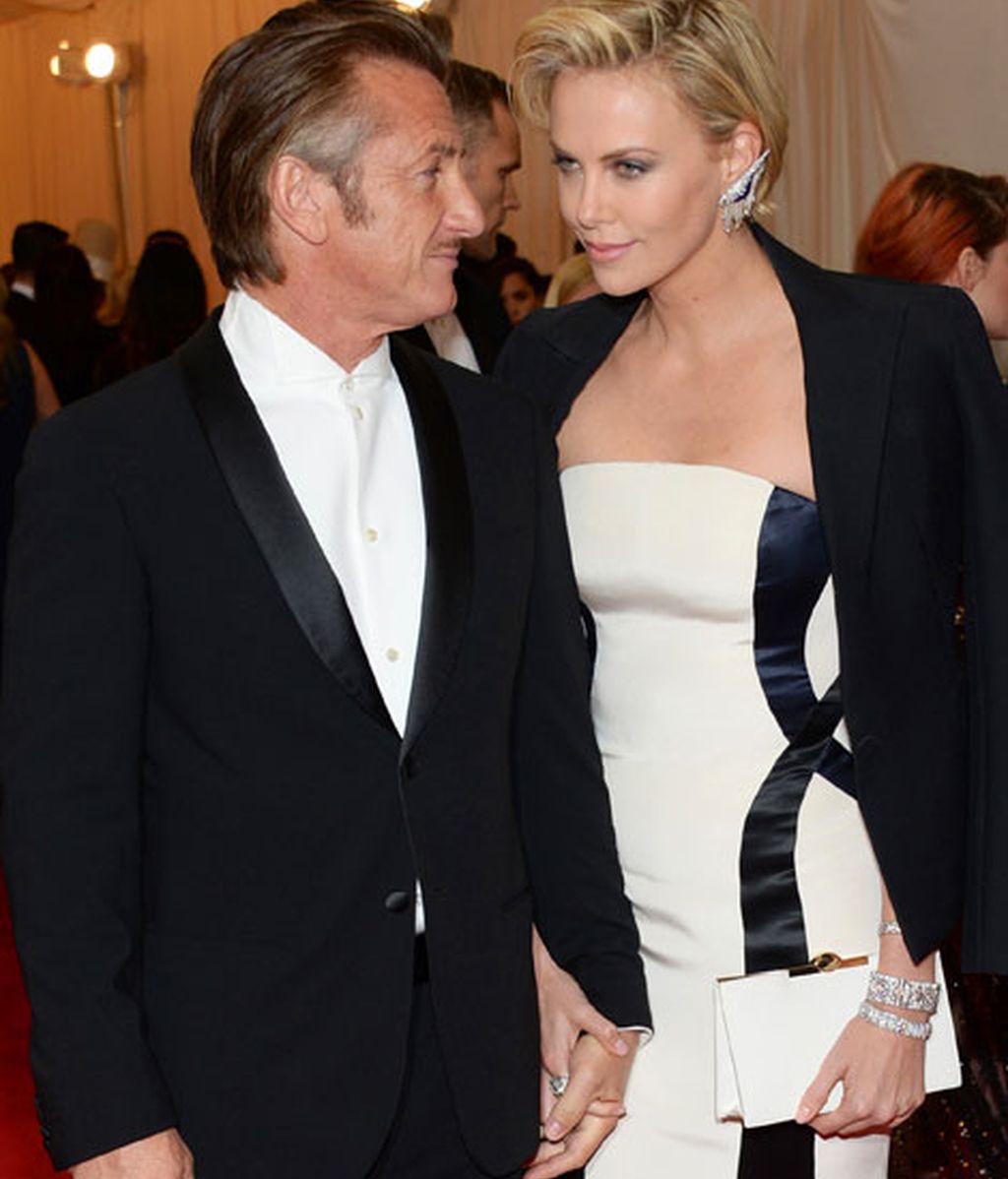 Sean Penn y Charlize Theron de la mano