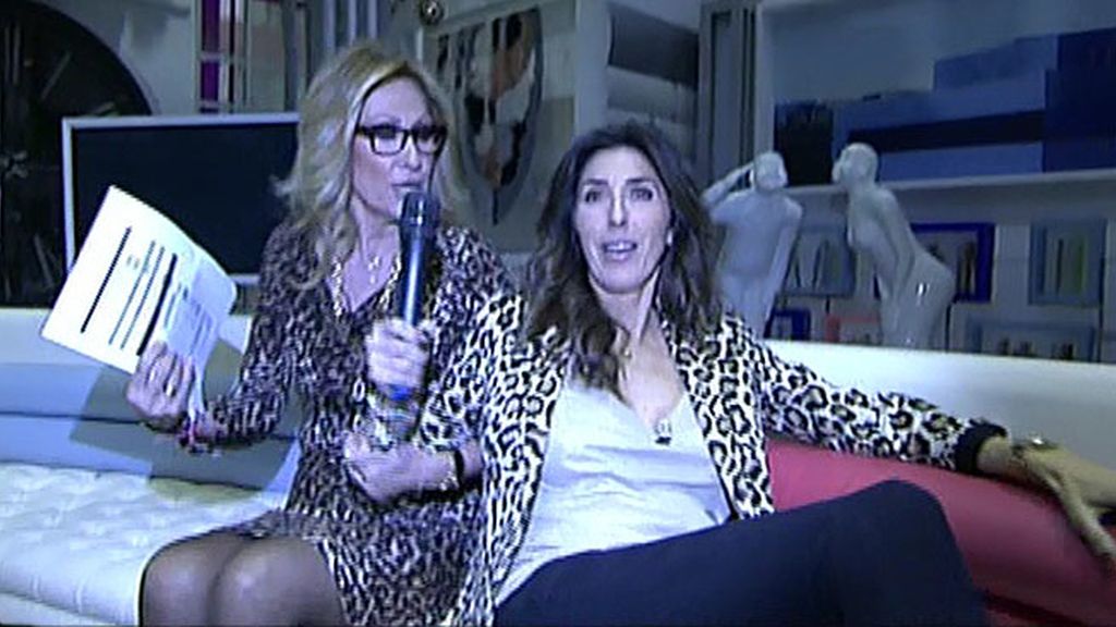 La presentadora y la colaboradora hacen una vista al plató de Ana Rosa