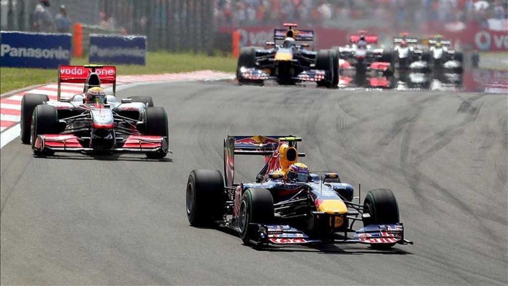 El piloto australiano Mark Webber, de Red Bull Racing, conduce su monoplaza por delante del británico Lewis Hamilton, de McLaren Mercedes, durante el Gran Premio de Turquía de Fórmula Uno disputado en 2010. EFE/Archivo