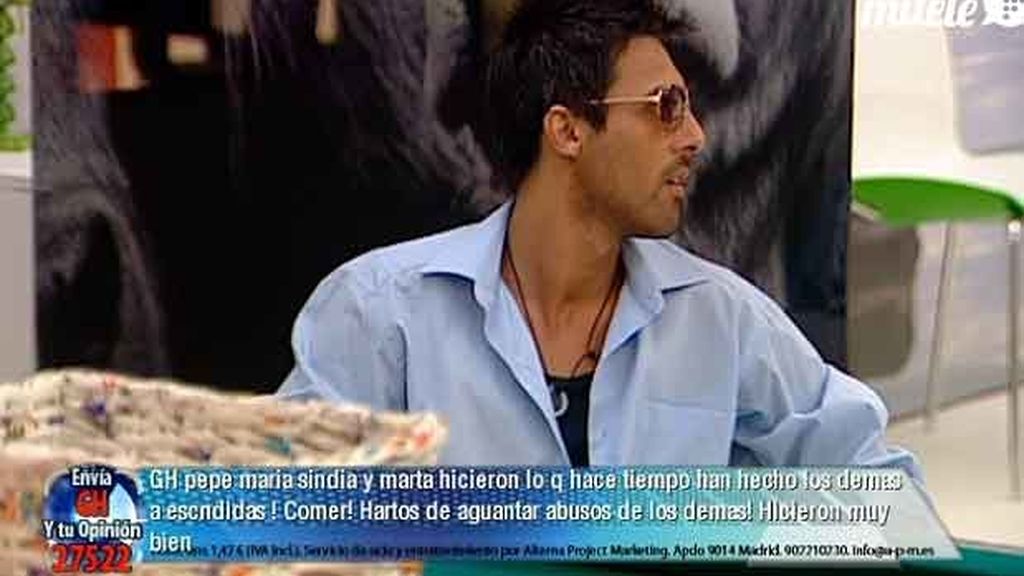 Con el palillo en la boca y mirada penetrante