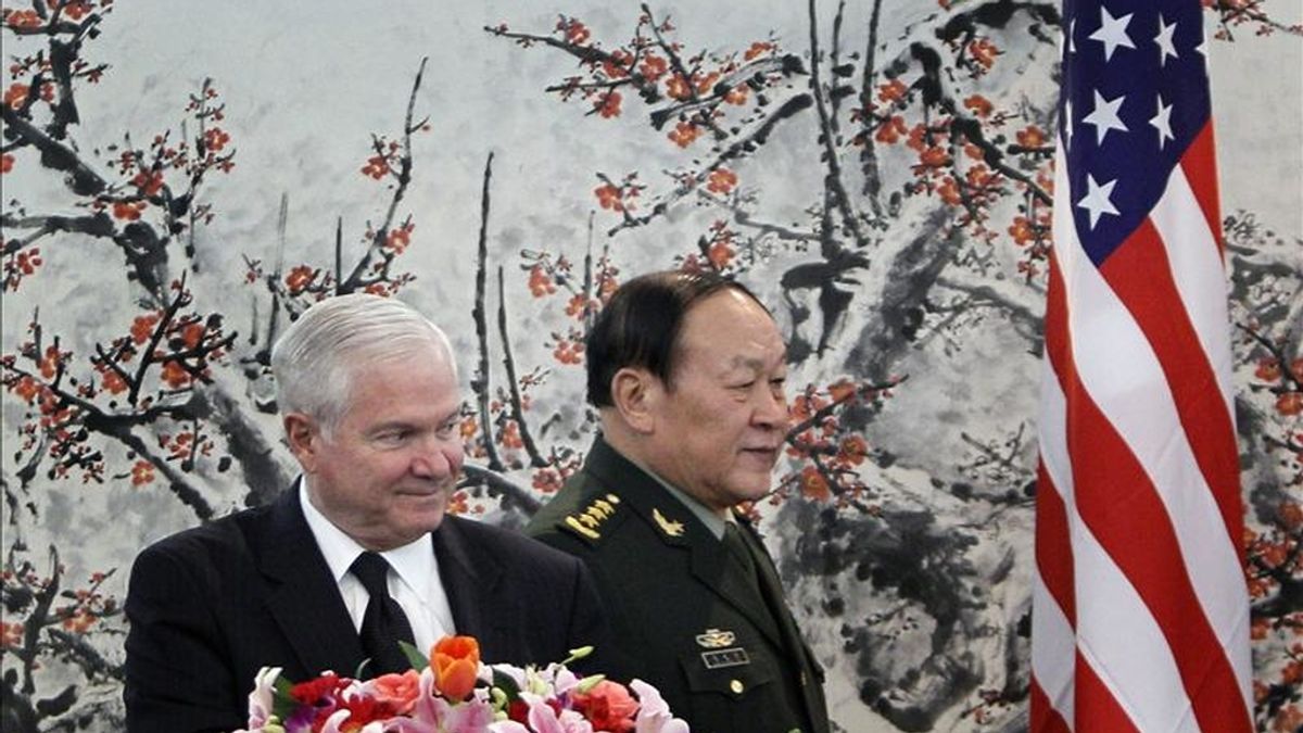 El secretario de Defensa de Estados Unidos, Robert Gates (i), y su homólogo chino, general Liang Guanglie (d), se preparan para ofrecer una rueda de prensa ayer lunes 10 de enero de 2011, en el edificio Bayi en Pekín (China). EFE
