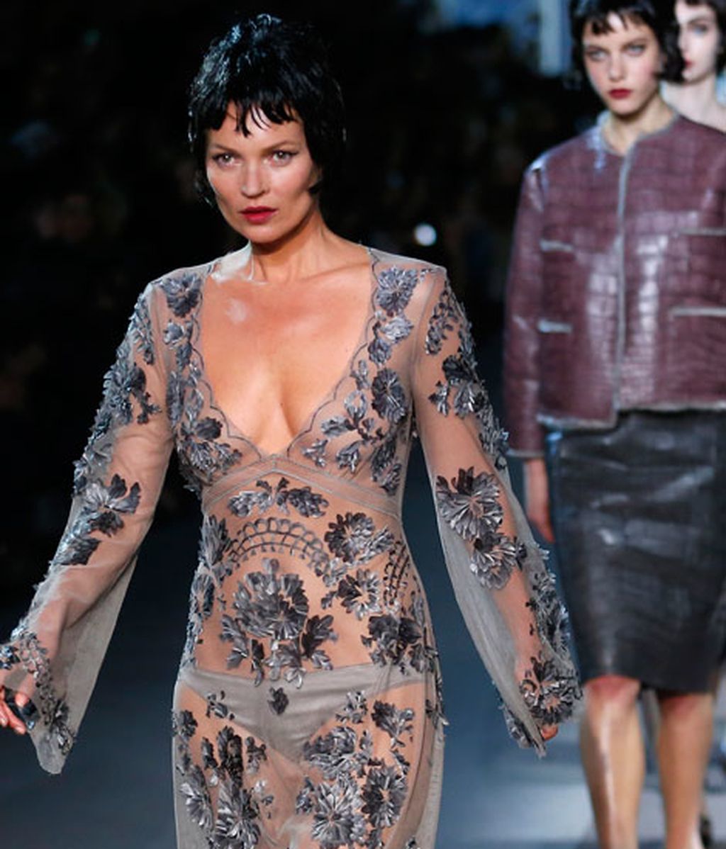 Desfila en la pasarela de París para el diseñador de Louis Vuitton Desfila en la pasarela de París para el diseñador de Louis Vuitton