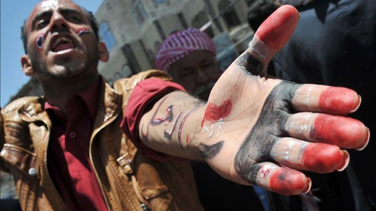 Un manifestante con los colores de la bandera nacional pintados en mano y brazo durante una protesta para exigir la salida del poder del presidente yemení, Alí Abdalá Saleh, hoy en Saná. EFE