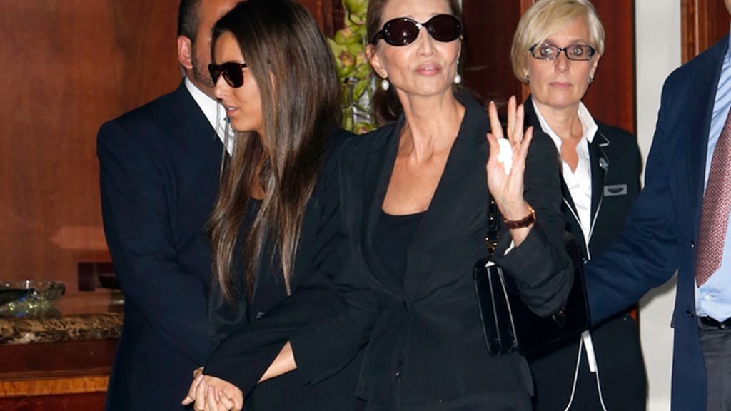 Ana Boyer e Isabel Preysler no se han separado en el tanatorio