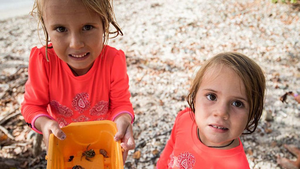 Una pareja canadiense, Genevieve y Eben,  viaja con sus hijas