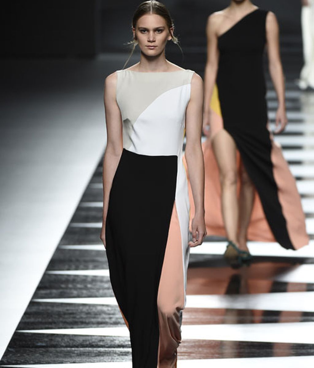 Elegantes y sorprendentes geometrías de color en el desfile de Juanjo Oliva
