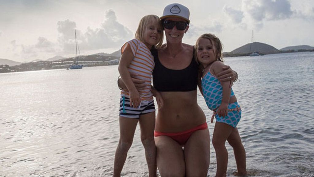 Una pareja canadiense, Genevieve y Eben,  viaja con sus hijas