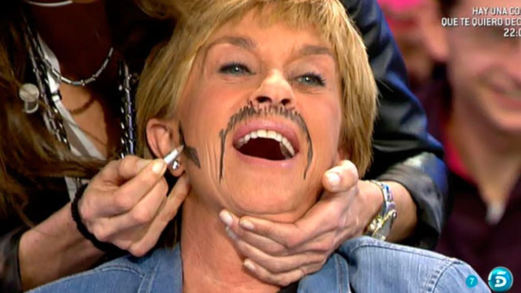 Paz Padilla pinta el bigote y las cejas a los colaboradores