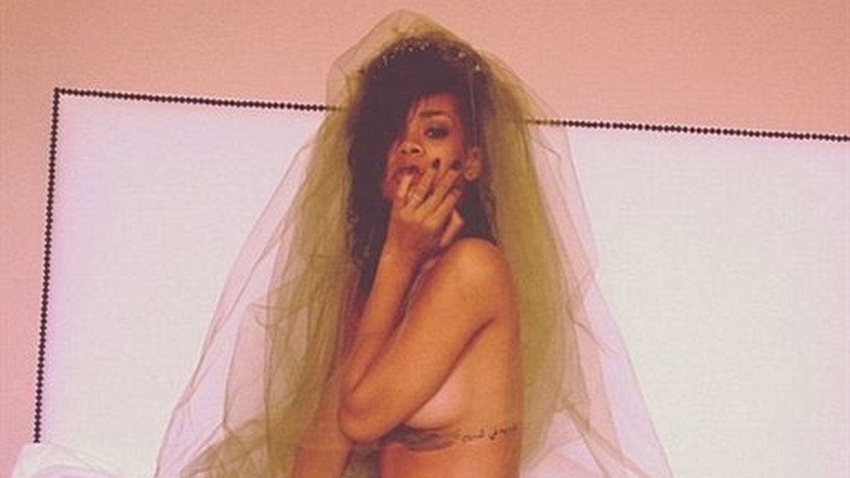 Rihanna, en topless y vestida de novia