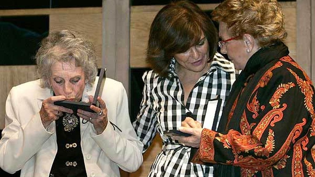 Con la Medalla de oro al Mérito en el Trabajo