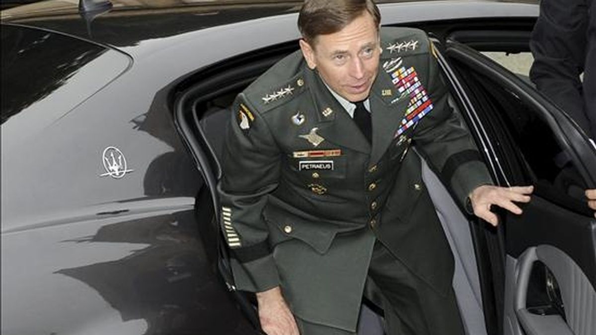 El comandante en jefe de la fuerza internacional que opera en Afganistán ISAF, el general estadounidense David Petraeus. EFE/Archivo