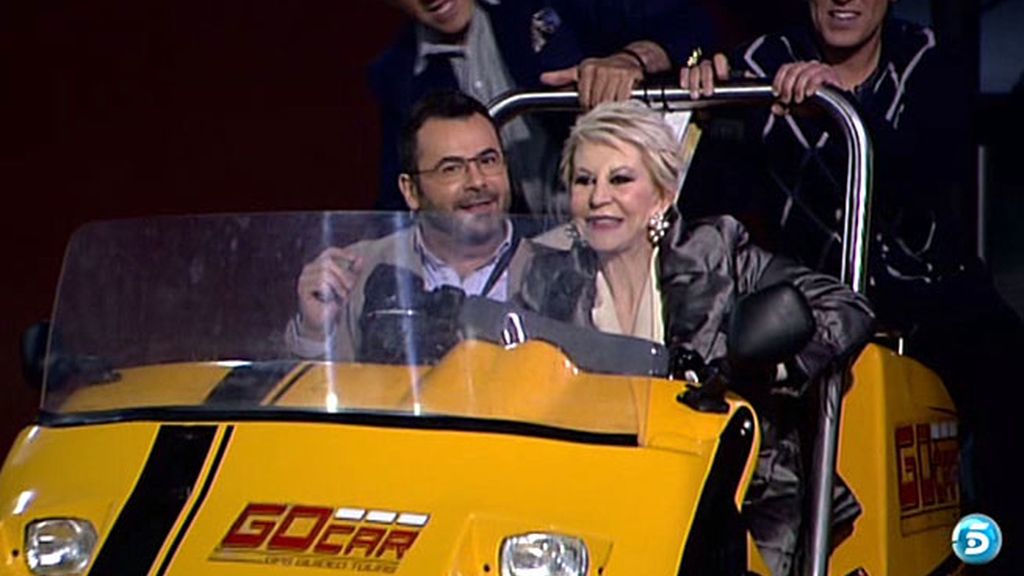 J.J. y los Kikos no tienen miedo y se montan en el mini-coche con la periodista