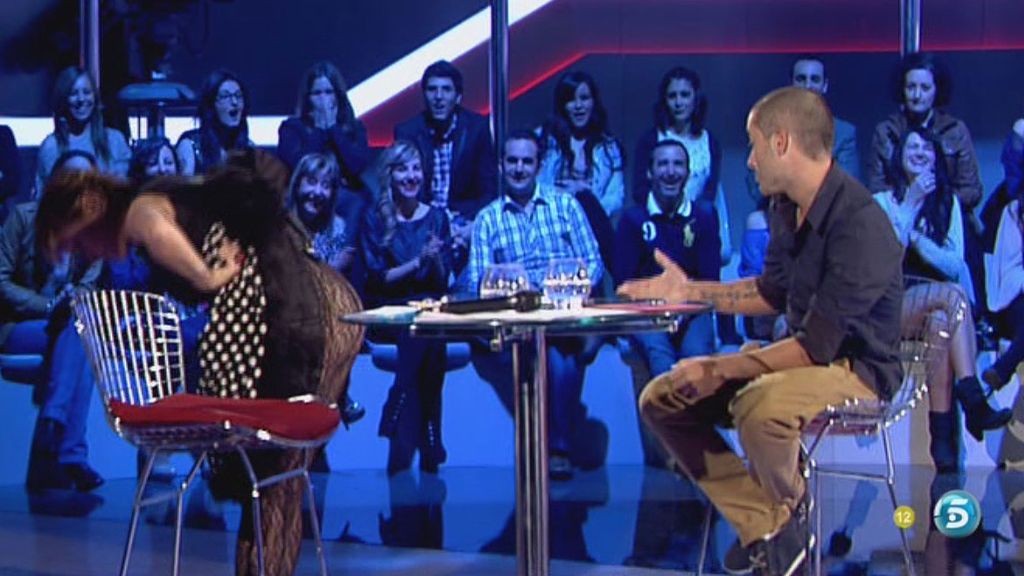 Milá se levanta la falda y enseña el trasero