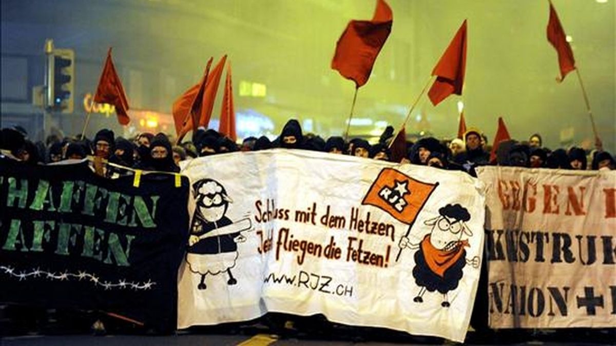 Manifestantes protestando en Zúrich hoy contra el resultado del referéndum a favor de expulsar de forma automática a los extranjeros que hayan sido condenados por delitos graves. EFE