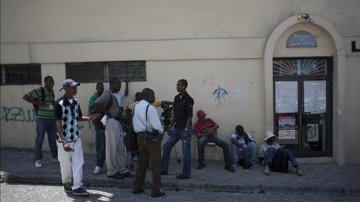 Los haitianos acudieron a las urnas el pasado 20 de marzo para elegir entre Martelly y Manigat al sucesor del actual presidente, René Préval, así como para completar una decena de los treinta senadores y los 99 escaños de la Cámara de Diputados. EFE