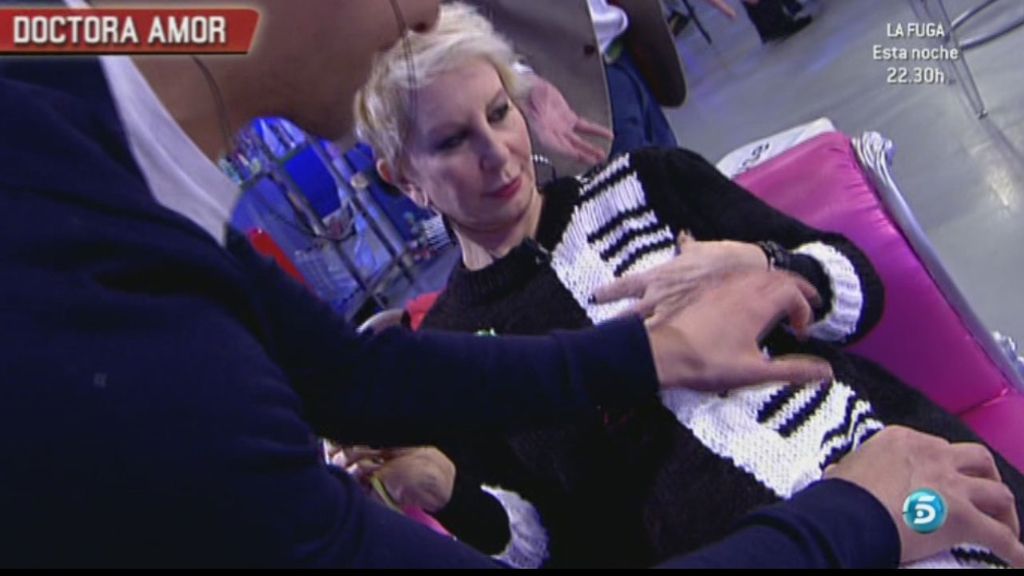 Yuri,  el pianista, ha tocado en el vestido de Karmele un nocturno de Chopin