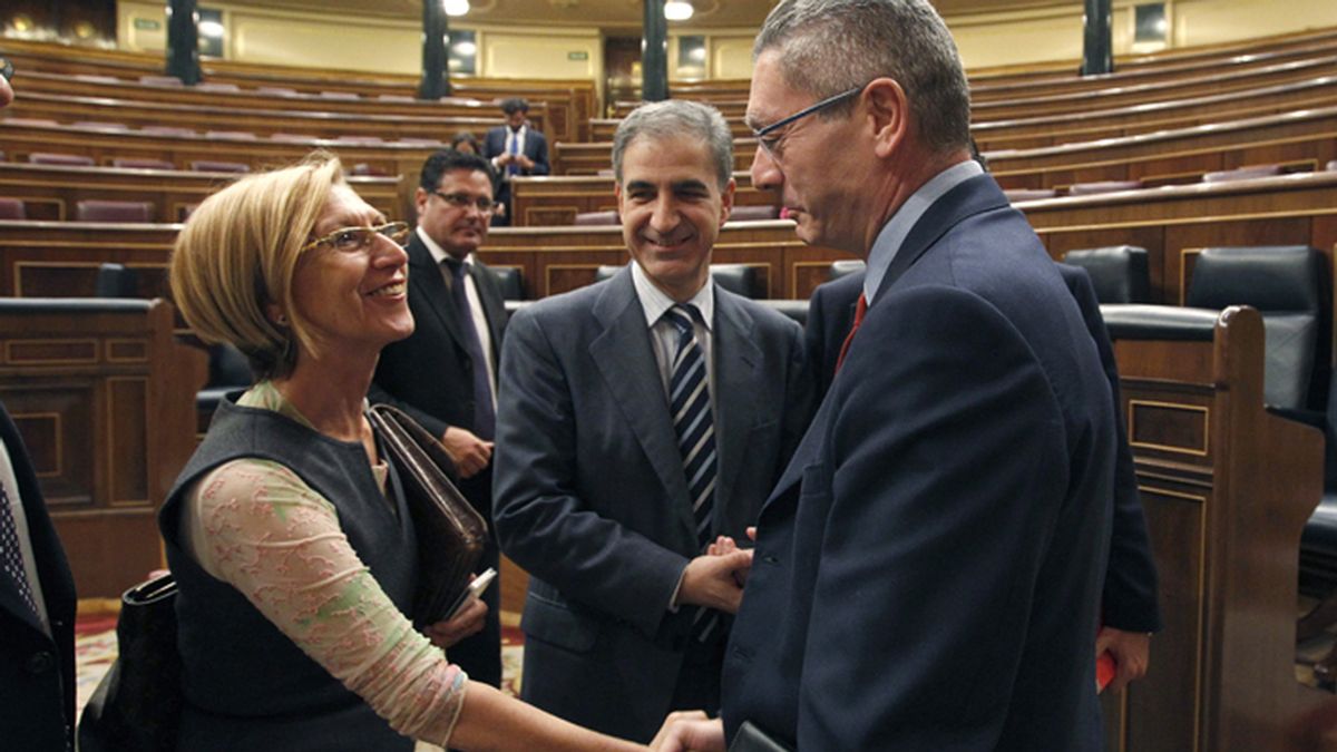 La diputada de UPyD, Rosa Díez y el ministro de Justicia, Alberto Ruiz-Gallardón, conversan en el Congreso de los Diputados