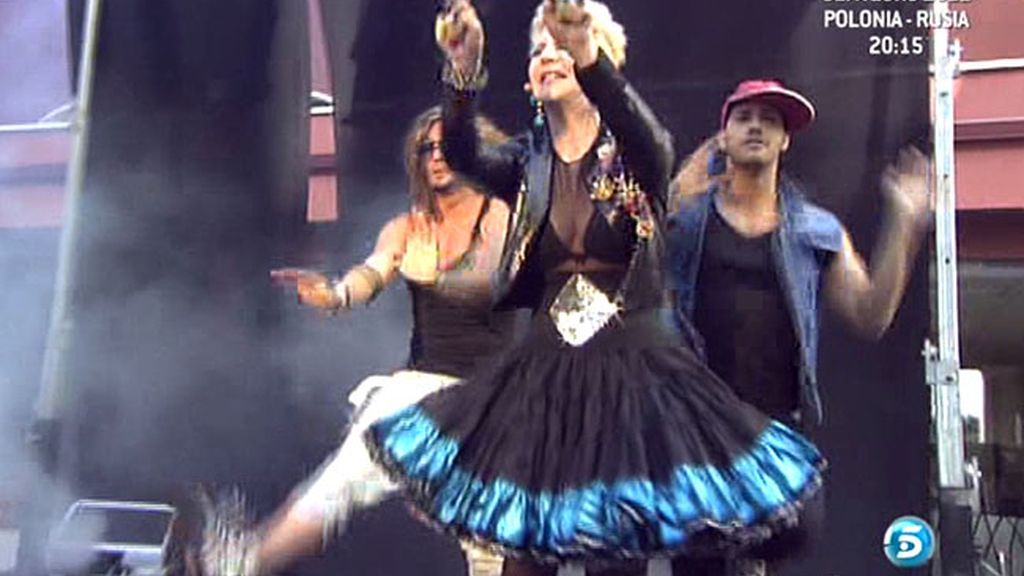 Karmele presenta su vídeoclip y también actúa en directo