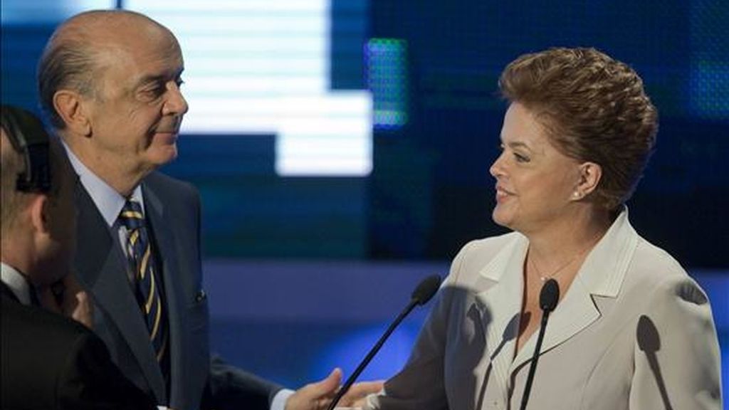 Los candidatos a la Presidencia de Brasil, la oficialista del Partido de los Trabajadores (PT), Dilma Rousseff (d), y el opositor del Partido de la Social Democracia Brasileña (PSDB), José Serra, se saludan antes del inicio del primer debate presidencial de la segunda vuelta. EFE Los candidatos a la Presidencia de Brasil, la oficialista del Partido de los Trabajadores (PT), Dilma Rousseff (d), y el opositor del Partido de la Social Democracia Brasileña (PSDB), José Serra, se saludan antes del inicio del primer debate presidencial de la segunda vuelta. EFE