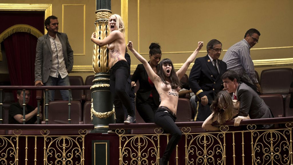 Las activistas de Femen interrumpen a Gallardón en defensa del aborto