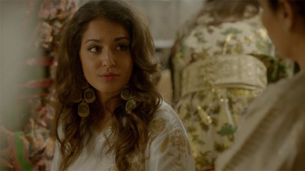 La joven está acompañada por todas las mujeres de su familia La joven está acompañada por todas las mujeres de su familia