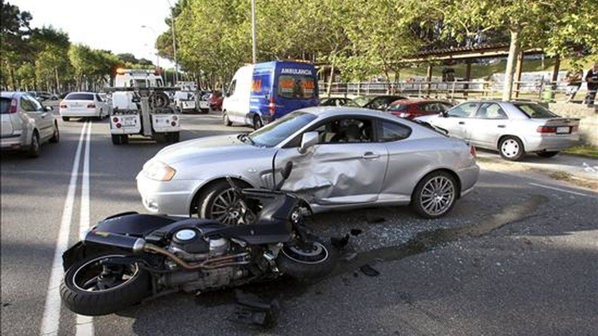 Doce personas han muerto en los once accidentes de tráfico ocurridos en las carreteras durante este fin de semana, según ha informado a EFE la Dirección General de Tráfico. EFE/Archivo