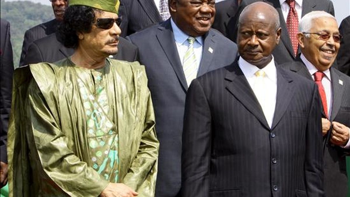 El líder libio Muamar el Gadafi (i) con el presidente de Uganda, Yoweri Museveni (2-d) durante la fotografía de familia del primer día a cumbre de tres días de la Unión Africana (UA) en Kampala, Uganda. EFE