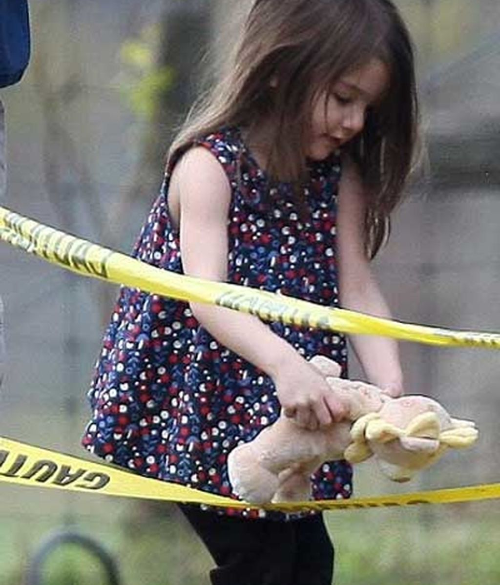 Suri Cruise juega feliz