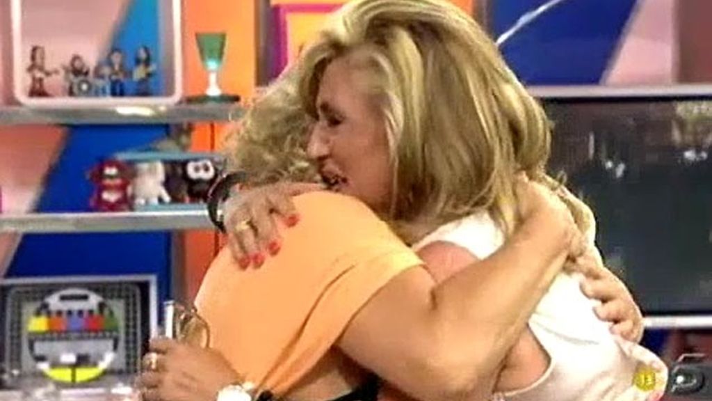 El emotivo abrazo de Lydia Lozano y Taryn Power, tía de Ylenia Carrisi