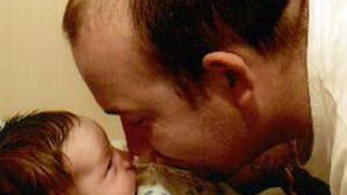 Un padre junto a su bebé en una imagen de archivo. Un padre junto a su bebé en una imagen de archivo.