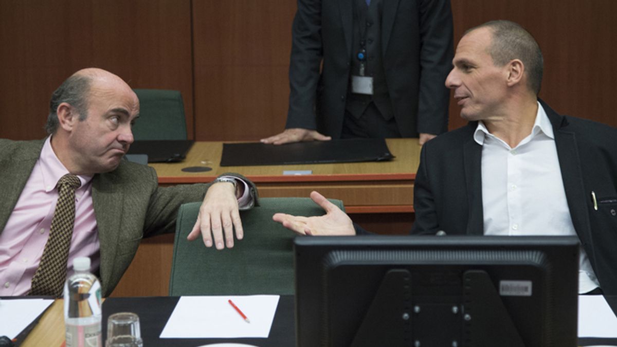 Luis de Guindos y Yanis Varoufakis charlan durante la reunión del Eurogrupo