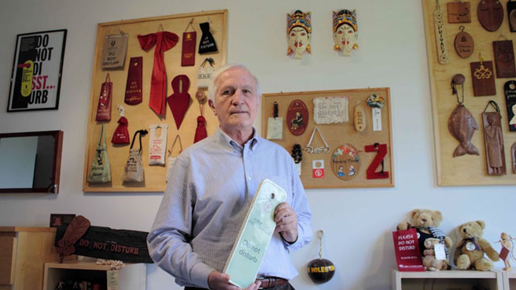 Colecciona más de 8.200 carteles de ‘No molestar’