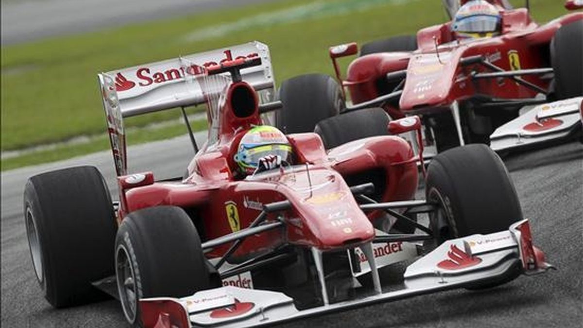 El piloto brasileño de Fórmula Uno Felipe Massa (i), de la escudería Ferrari, se coloca por delante su compañero, el español Fernando Alonso, durante el Gran Premio de Malasia de Fórmula Uno disputado en el circuito Sepang, el domingo, 4 de abril de 2010, en Kuala Lumpur (Malasia). EFE