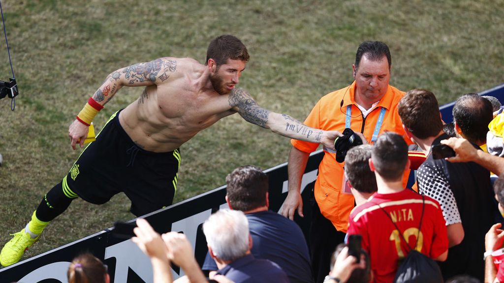 Los jugadores agradecieron el apoyo del público regalándoles las camisetas