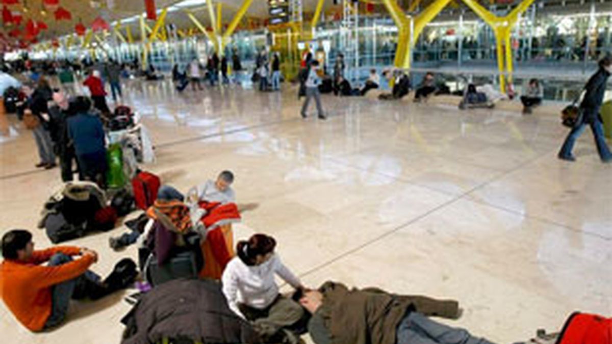 Pasajeros atrapados en la T4 del aeropuerto de Barajas el pasado 4 de diciembre. Foto: EFE
