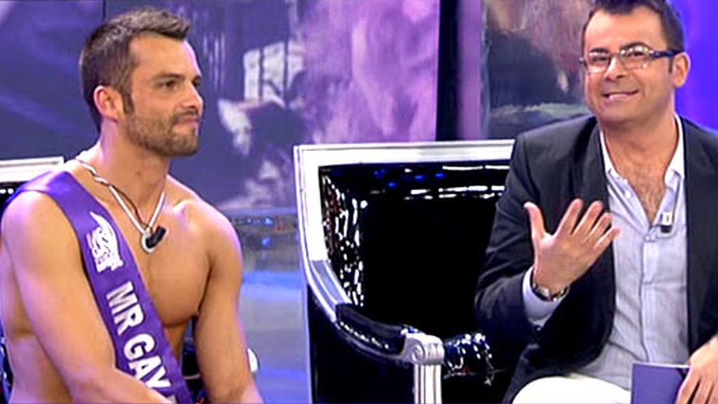 Mr Gay España 2010, Israel Acevedo, visita el 'Deluxe' con Rosa Benito