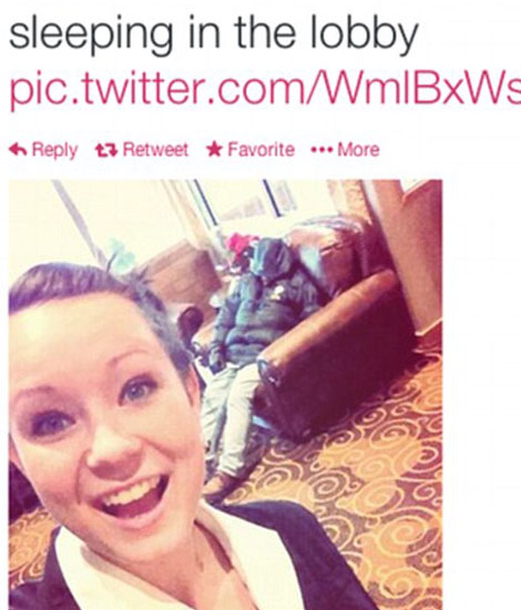 Adolescentes se autorretratan con indigentes